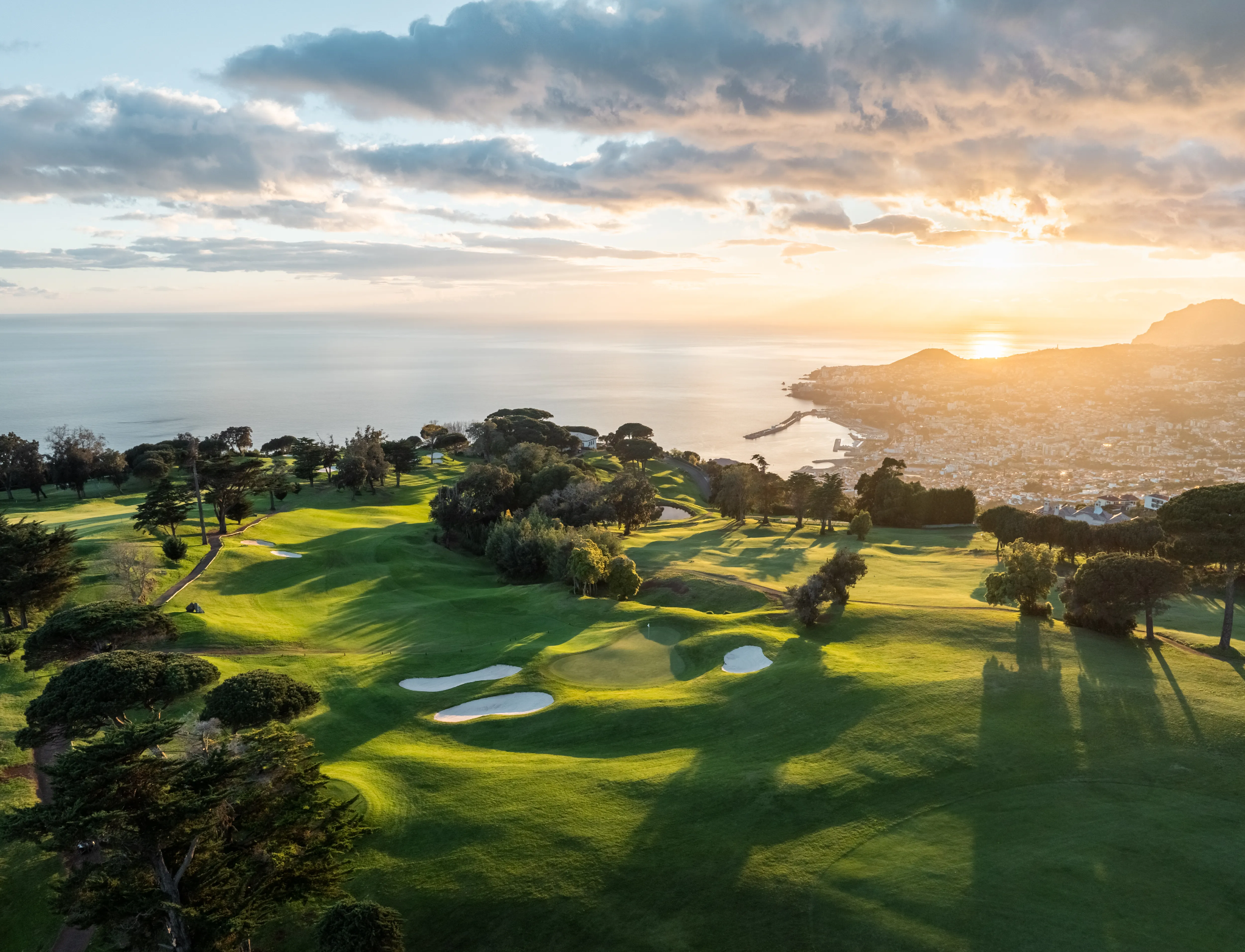 Golfbane i Madeira med utsikt over Funchal og Atlanterhavet i solnedgang