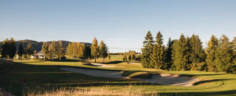 Golfbanen og bunkerne på Holtsmark Golfklubb i kveldssol