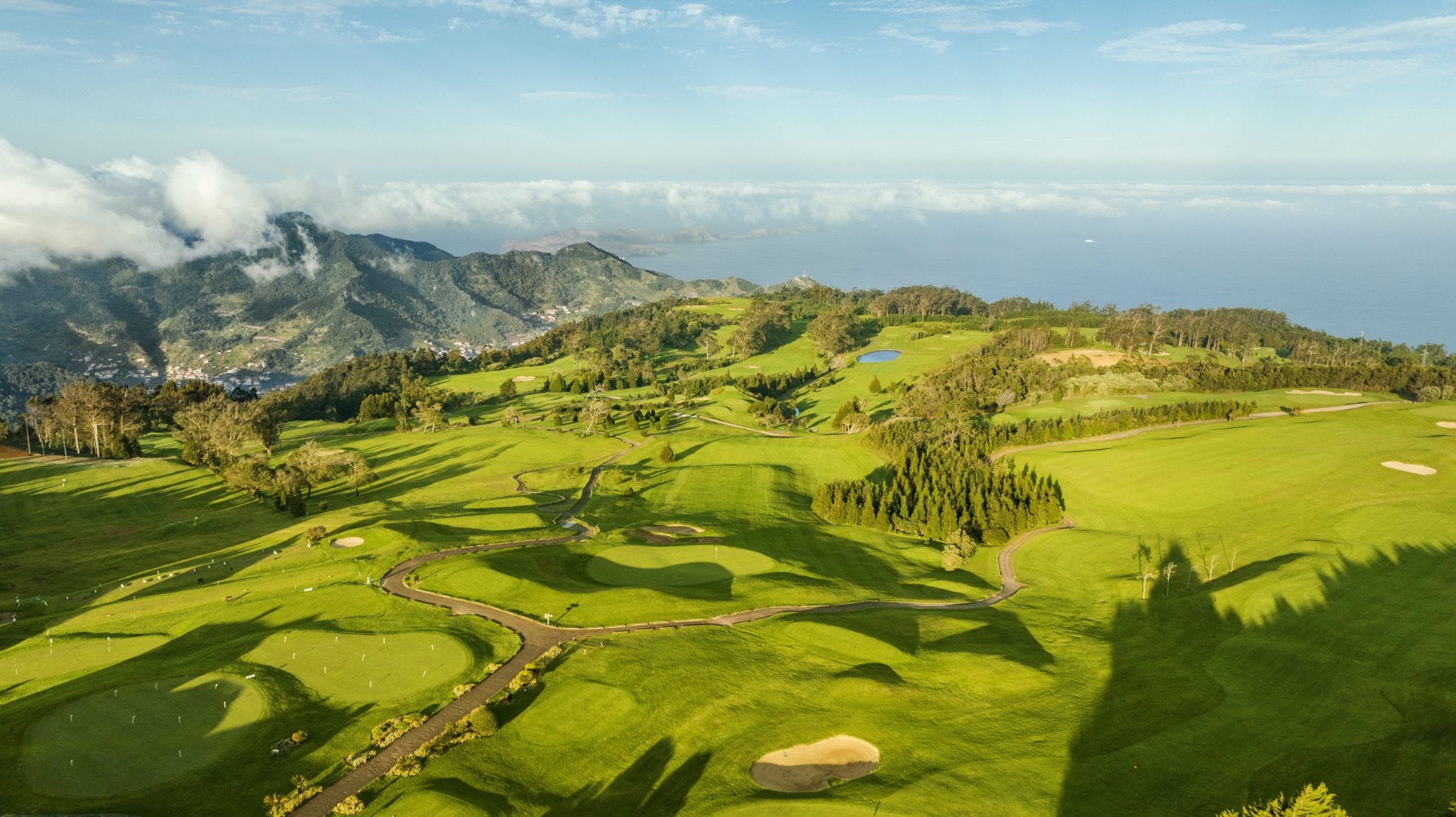 Golfbane i Madeiras fjellandskap med hav og skyer i bakgrunnen