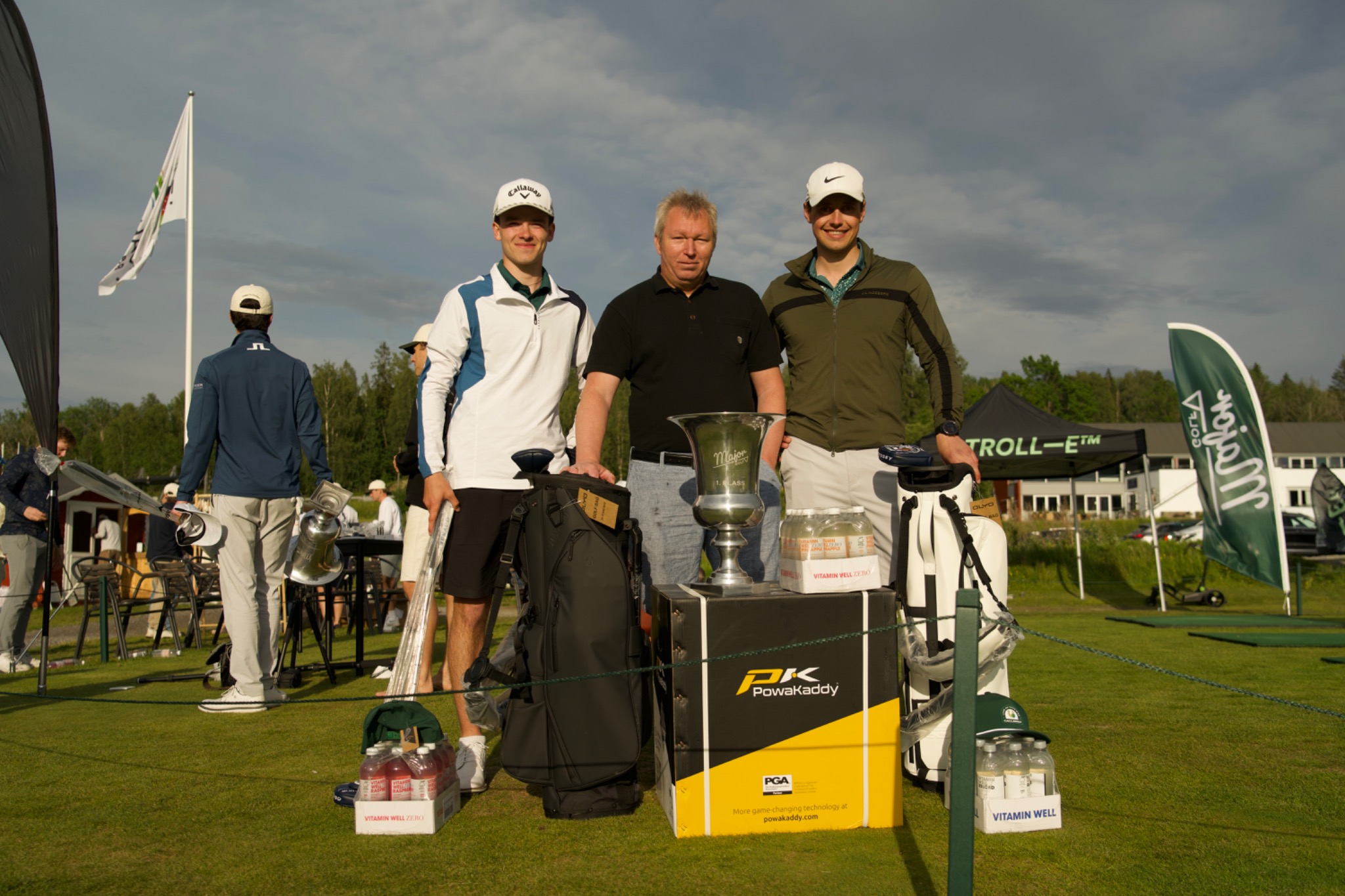 Finalistene i Closest to the Pin 2025 med pokal og premier fra samarbeidspartnerne