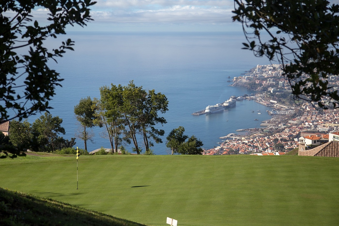 Golfgreen på Madeira med utsikt over Funchal og havnen